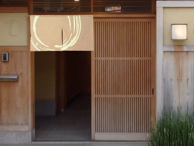 What the Unmarked Door Knows: Finding the Conversion Power of a Quieter Homepage